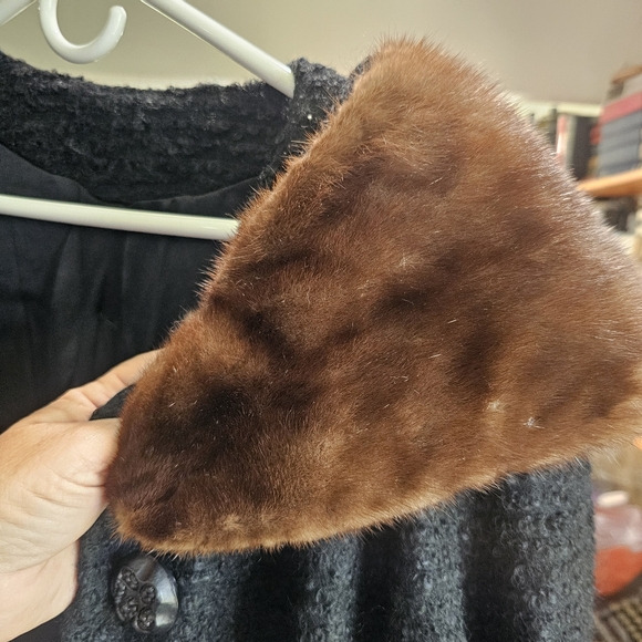 Vintage women's coat with fake fur collar. - Picture 4 of 6
